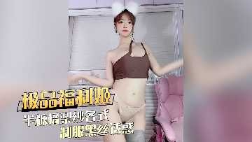 小伙约到个美女紧张到狂喝水。